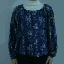 裾を絞ったブラウス