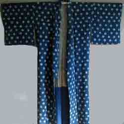 青字に白い花模様の着物