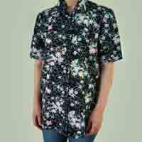 花模様の半袖シャツ