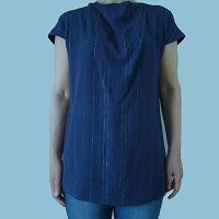 首にゆとりのブラウス