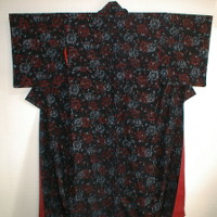 黒地に赤や灰の模様入り着物