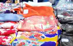 調布市布多天神の骨董てんこもり　