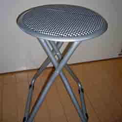 座面を張り替えた丸椅子