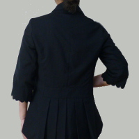 袖を短くした黒ジャケット