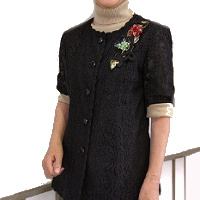 黒いレースのブラウス