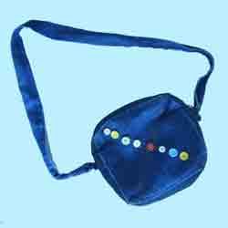 ボタン飾りの幼児用バッグ