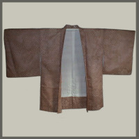 ベージュに臙脂の模様の羽織