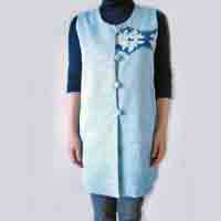 水色のロングベスト