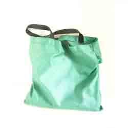 緑色のナイロンバッグ