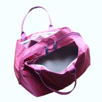 赤いボストンバッグ