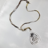 アルミワイヤでペンダント