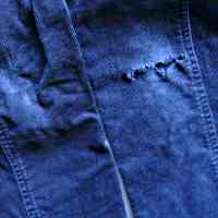 膝の切れた子供ズボン